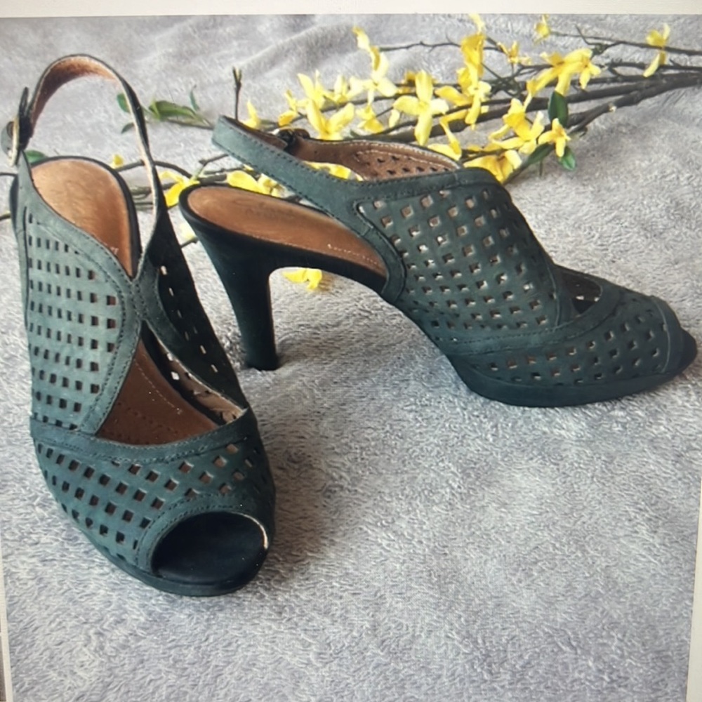 Clarks Artisan Suede Leather Grey Peeptoe Heels